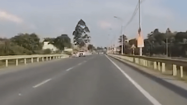 Nguoi phu nu bi ket vao banh xe sau tai nan giao thong hinh anh