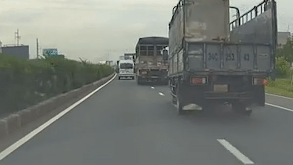 Va cham voi xe tai, oto con lao len dai phan cach hinh anh