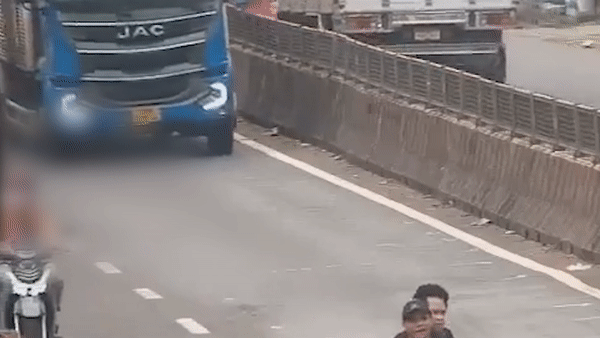 Tai xe xe may tu vong duoi gam oto tai hinh anh