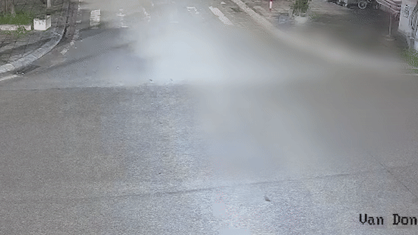 Nguoi chay xe may bi oto hat vang sau cu va cham hinh anh