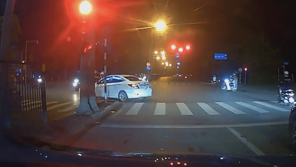 Vuot den do, oto va cham voi xe con khac hinh anh