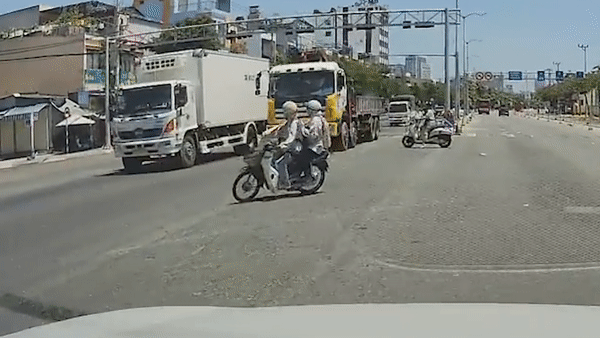 Thieu quan sat khi sang duong, tai xe suyt gap nan hinh anh