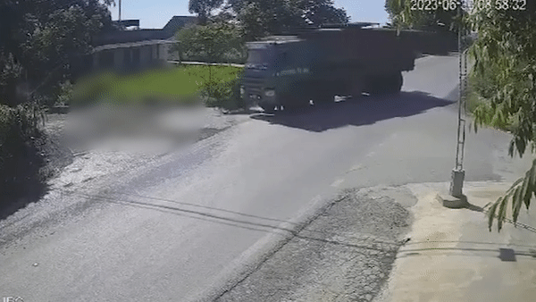 2 nguoi tu vong duoi gam xe tai sau va cham hinh anh