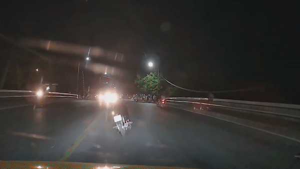 Choi mat vi den nguoc chieu, tai xe oto lao trung xe may hinh anh