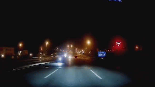 Hang loat xe may chay nguoc chieu truoc mui oto tren cau Nhat Tan hinh anh