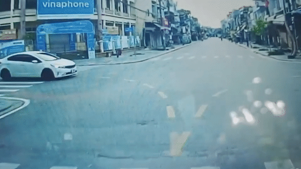 Khong giam toc khi qua nga tu, 2 oto lao vao nhau hinh anh