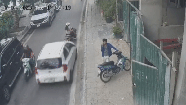 Nguoi phu nu bi cuon vao gam xe sau va cham hinh anh