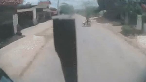 Thieu quan sat khi sang duong, nguoi dan ong bi xe buyt tong hinh anh