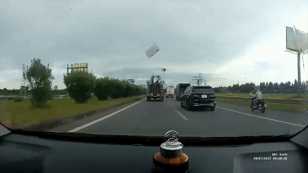 Tai xe bat ngo khi tam bang lao vao kinh chan gio hinh anh