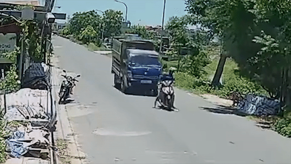 Dot ngot dung giua duong, xe may bi oto tai tong manh tu phia sau hinh anh