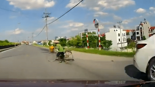 Dat xe chay qua duong, nguoi phu nu suyt gap nan hinh anh