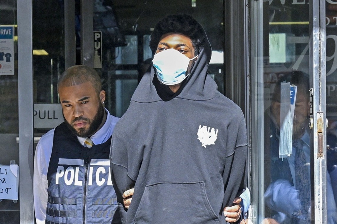 Ban nhan vien cua hang McDonald sau tranh cai ve mon khoai tay chien hinh anh