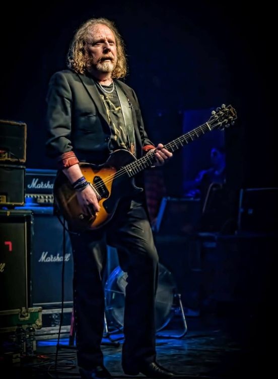 Nghe si guitar bi sat hai anh 1