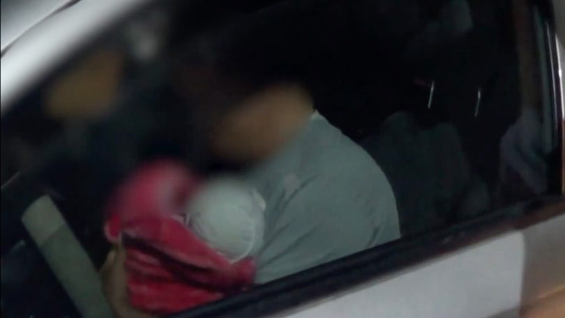 Cap vo chong o Kazakhstan rao ban con 6 ngay tuoi vi tien hinh anh