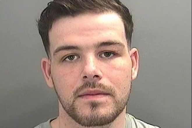 Nguoi dan ong o Anh lanh an chung than vi toi hiep dam hinh anh