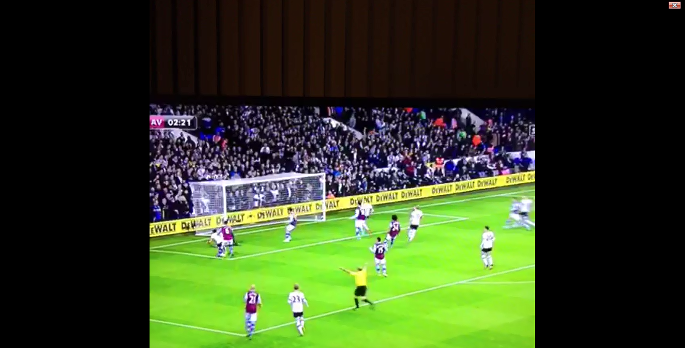 Mike Dean an mung ban thang cua Moussa Dembele hinh anh