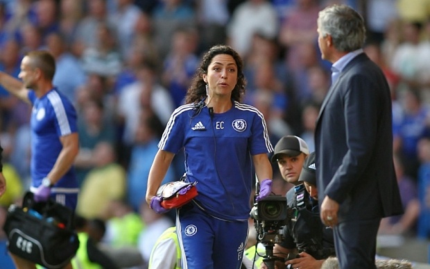 Bac si Carneiro chinh thuc khoi kien Chelsea hinh anh