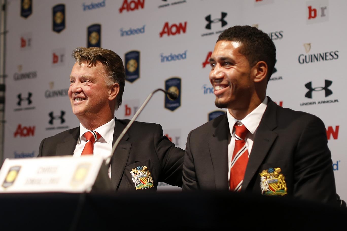 Smalling lai bi Van Gaal goi nham ten hinh anh