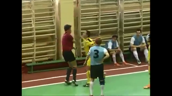 Cau thu futsal dam vao mat trong tai hinh anh