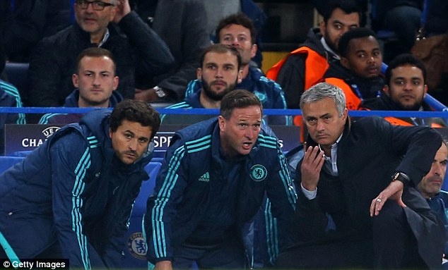 Mourinho lai chi dao Chelsea qua dien thoai tu khach san? hinh anh