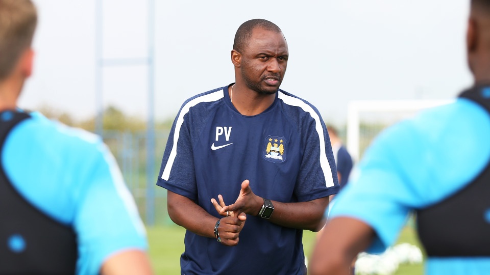 Patrick Vieira tro thanh HLV doi bong co Lampard va Pirlo hinh anh
