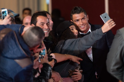 Ronaldo thu thach pha ky luc selfie nhanh nhat the gioi hinh anh
