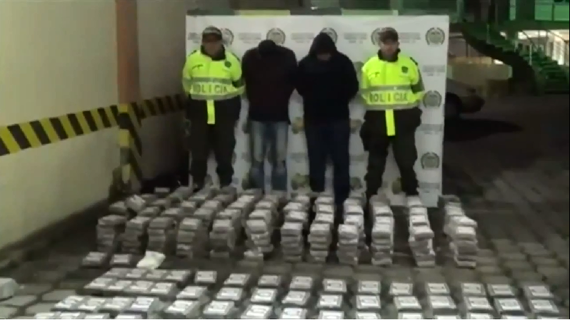 Xe cho CDV Colombia bi bat giu vi chat day cocaine hinh anh