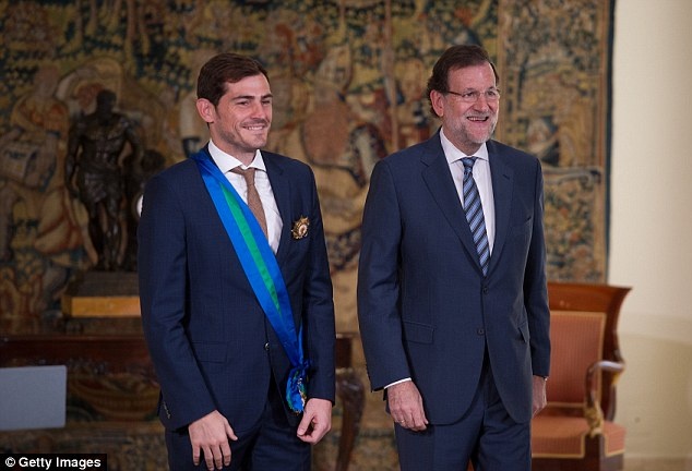 Casillas duoc Hoang gia Tay Ban Nha ton vinh hinh anh