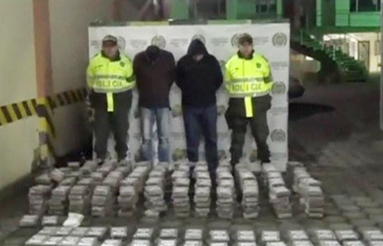 Canh sat bat giu hon nua tan cocaine tren xe cho CDV Colombia hinh anh
