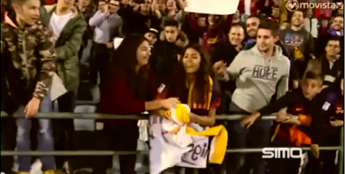 Fan nu khoc nuc no vi duoc Neymar tang ao hinh anh