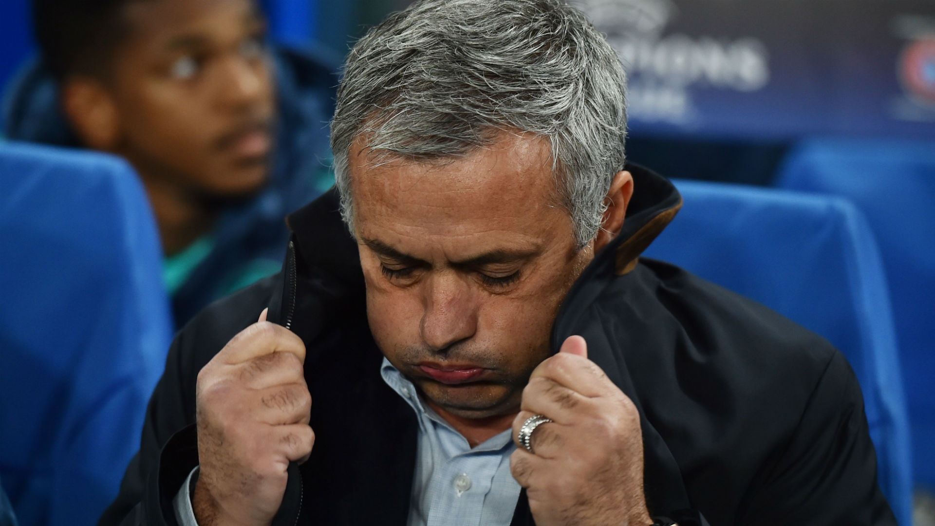 HLV Mourinho tam thoi giu duoc ghe nong hinh anh