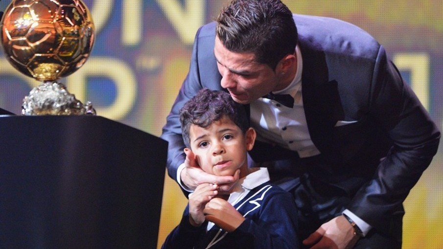 Con trai Ronaldo ngai ngung trong lan dau gap Messi hinh anh