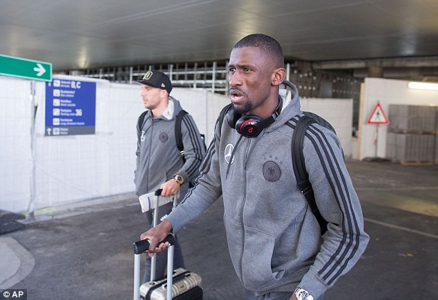 DT Duc ve nuoc an toan sau mot dem tru tam o san bong hinh anh