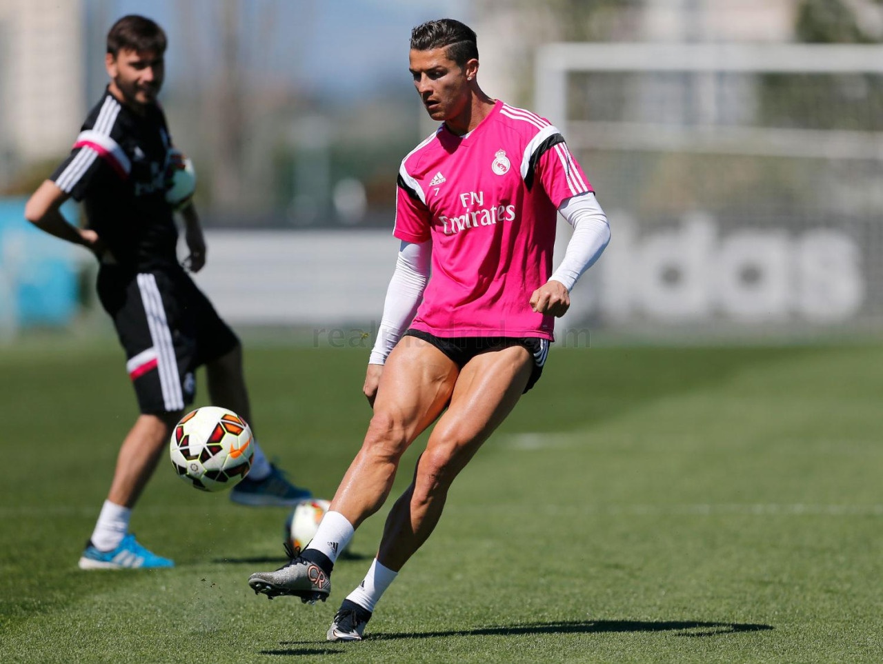 Ronaldo tap luyen mot minh tren san trong ngay nghi hinh anh