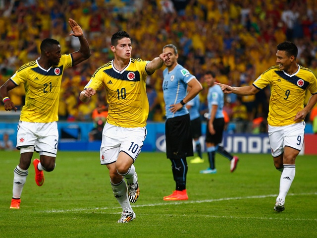 James Rodriguez choi bong ngau hung cung dong doi Colombia hinh anh
