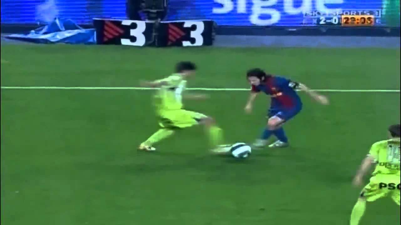 Pha solo ghi ban tu giua san cua Messi goi nho Maradona hinh anh