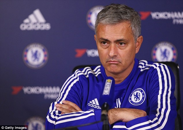 Mourinho tuyen bo khong mua them cau thu hinh anh