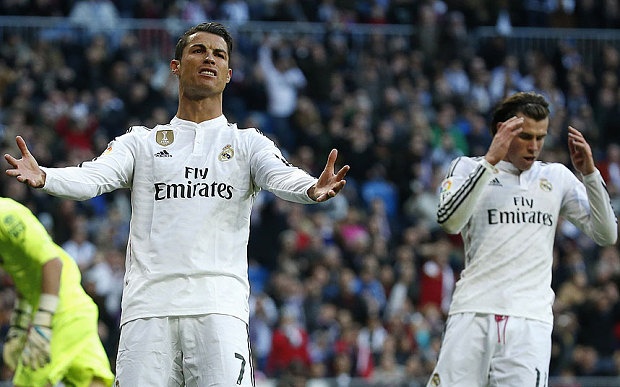 Ronaldo doi penalty va phot lo ban thang cua Benzema hinh anh