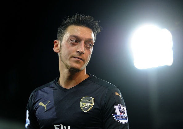 Oezil tren duong pha ky luc kien tao cua Thierry Henry hinh anh