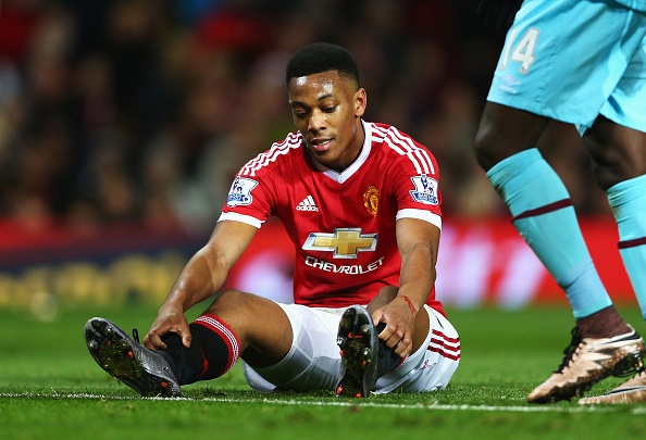 Anthony Martial nen cham lai mot chut hinh anh