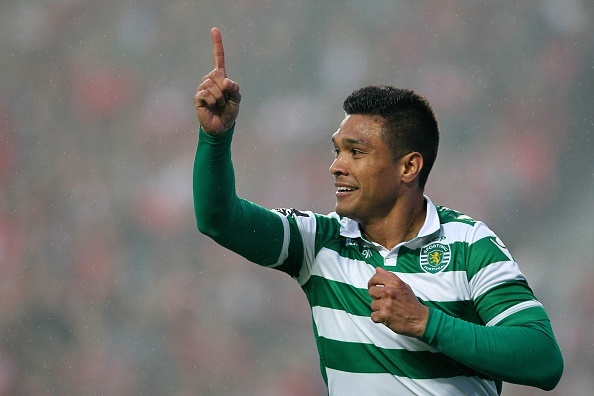 Cau thu muon binh xit cua trong tai de an mung ban thang hinh anh