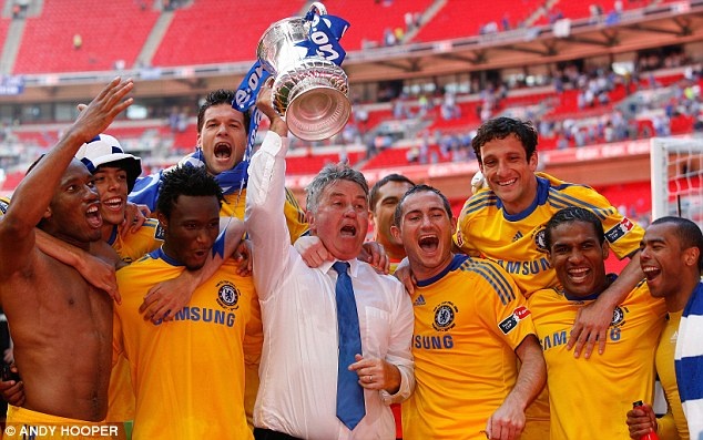 Guus Hiddink da toi London de dam phan voi Chelsea hinh anh