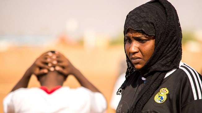 HLV nu A-Rap dau tien huan luyen bong da nam hinh anh