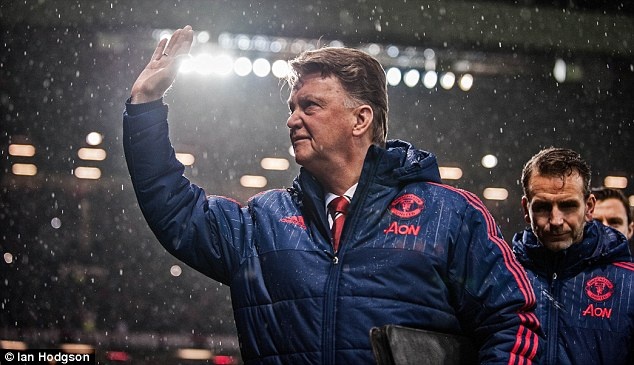 'Fan chan ngan, doi bong chan nan, Van Gaal trong chan doi' hinh anh