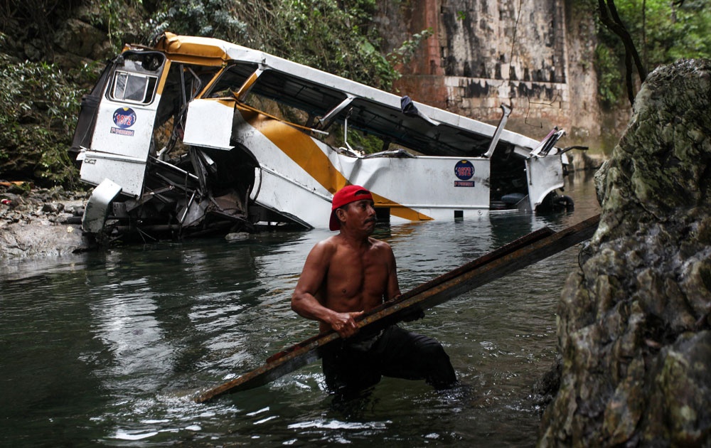 16 cau thu va fan thiet mang vi xe bus lao xuong song hinh anh