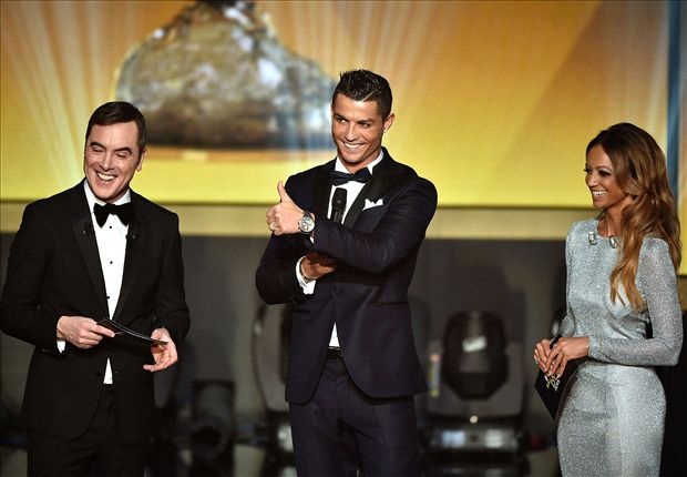 Nguoi dan chuong trinh noi ho trong buoi le trao QBV hinh anh