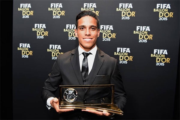 Wendell Lira va giot nuoc mat vui suong khi vuot qua Messi hinh anh