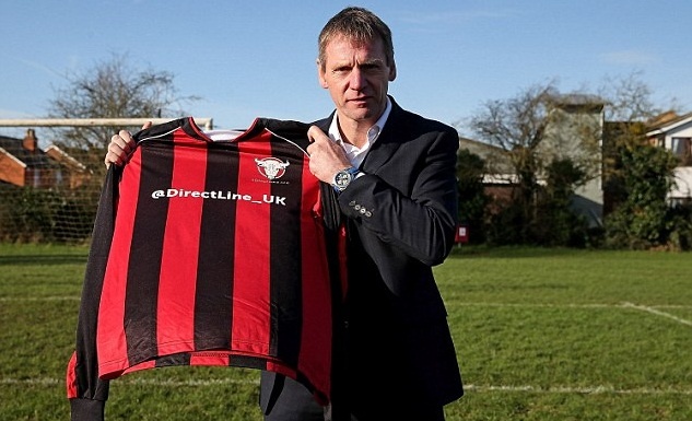 Cuu HLV U21 Anh tro lai san co o tuoi 53 hinh anh