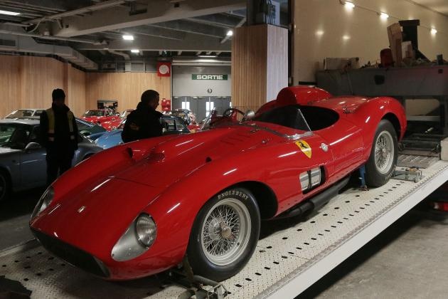 Messi dau gia thang Ronaldo, tau xe co gia 32 trieu euro hinh anh