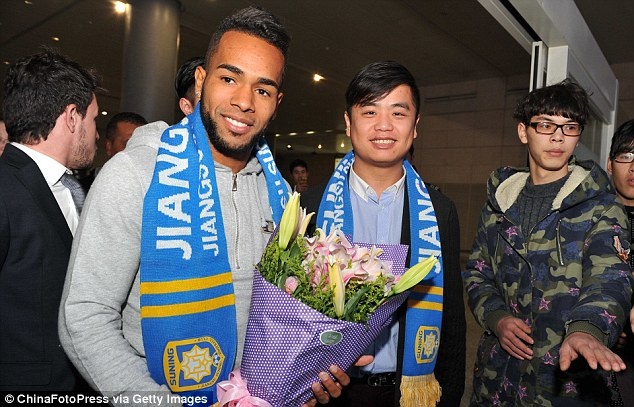 Alex Teixeira duoc chao don nhu nguoi hung tai Trung Quoc hinh anh